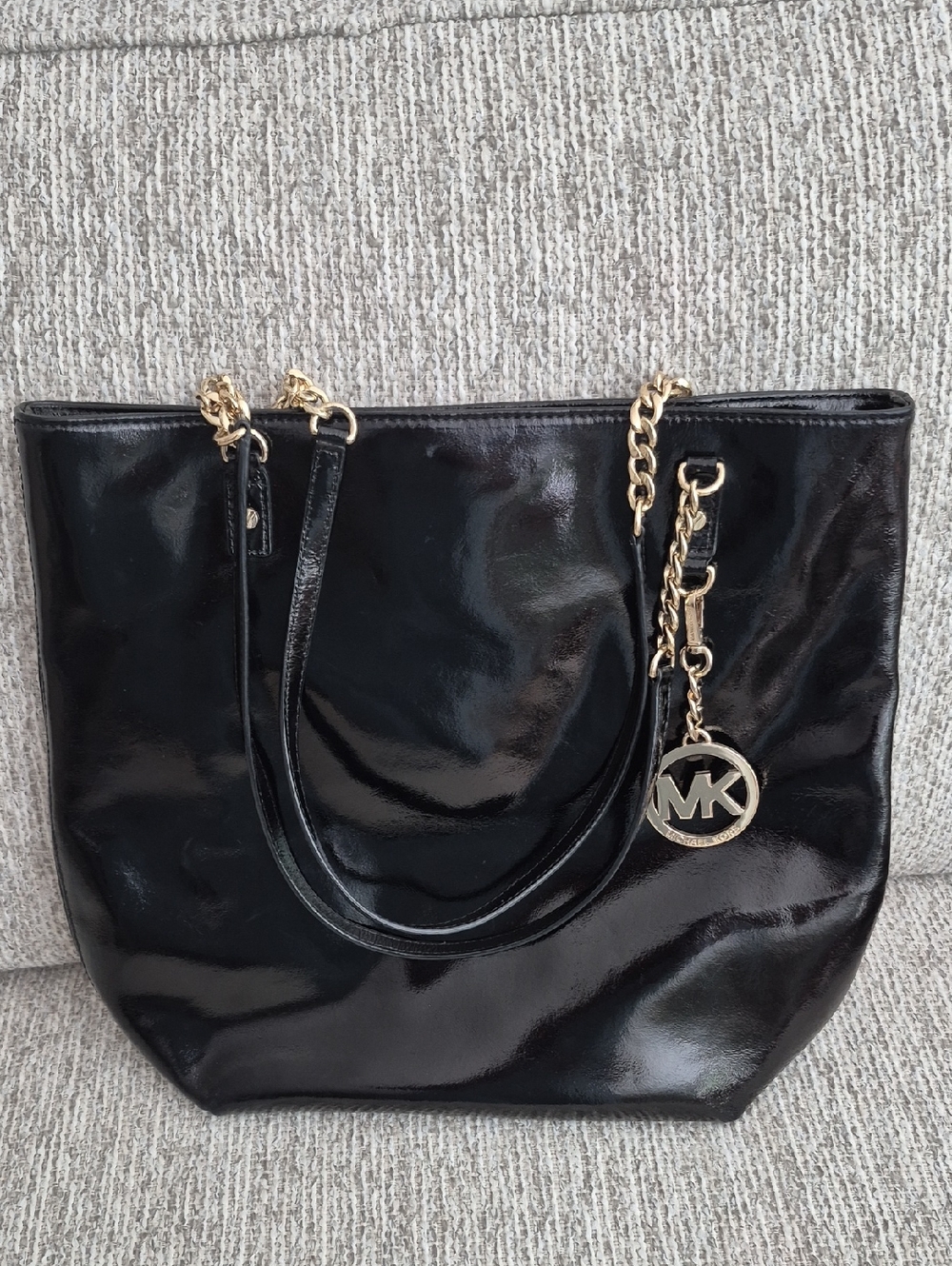 BLACK PATENT LEATHER MICHAEL  KORS HANDBAG, NEW,NEVER USED.